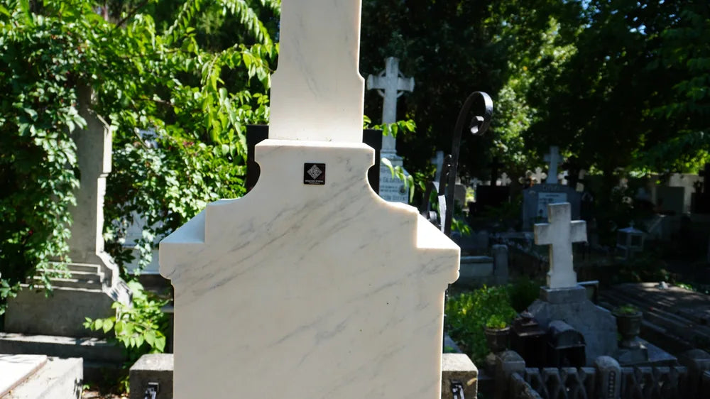 Plăcuța Memorie Eternă montată pe monumentul funerar