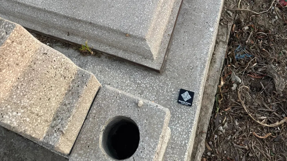 Plăcuța Memorie Eternă montată pe lespedea de beton